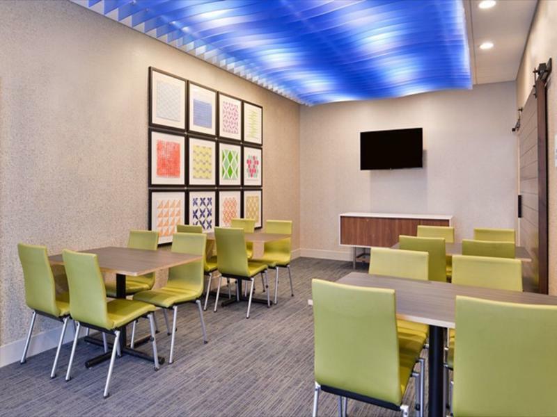 Holiday Inn Express & Suites - Parkersburg East By Ihg Exterior photo